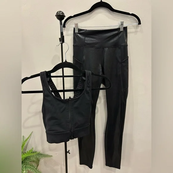 NWT 🍃 Fabletics Black Faux Leather Leggings Shiny Black Fog foil - size XS / 4 - Picture 11 of 12